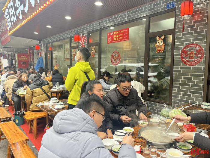 ▲来小关庙吃羊肉汤的客人源源不绝