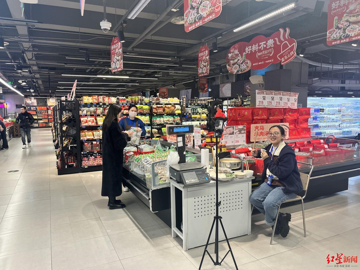 ▲盒马鲜生内出售各种羊肉汤产品