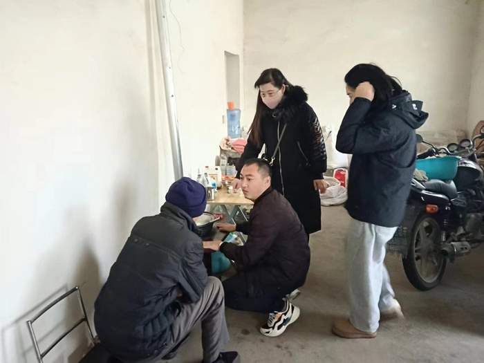 孟州市职能部门干部到群众家调研。孟轩摄