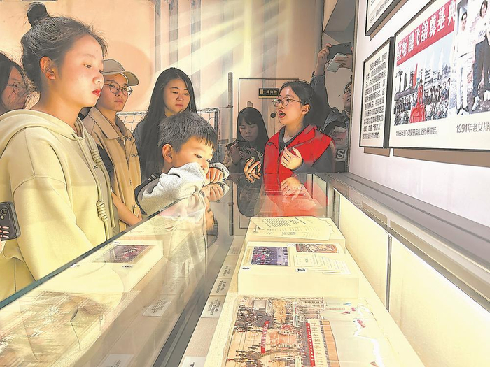 新一批志愿者参观漳州中国女排精神展示馆。杜正蓝 摄