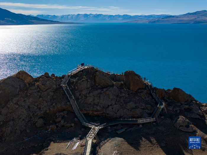 这是当惹雍错旁即将竣工的栈道和观景台（无人机照片，12月20日摄）。