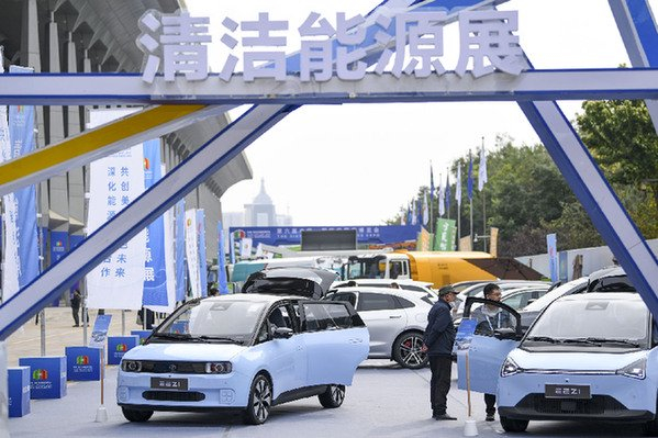 观众在中阿博览会清洁能源室外展区了解新能源汽车。　新华社记者　冯开华　摄