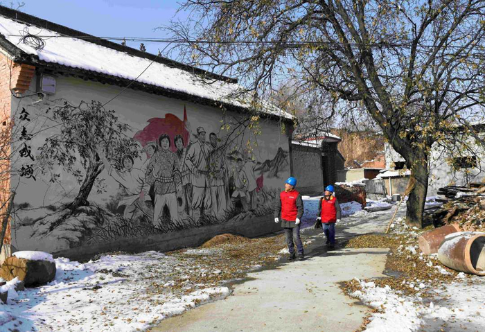 国网孟州市供电公司工人在乡村巡检安全用电情况。白水平摄