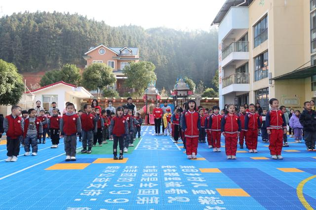 高砂中心幼儿园的孩子们在崭新的操场上活动（俞宏浩 摄）