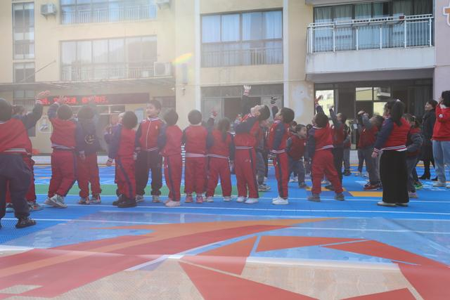 高砂中心幼儿园的孩子们在操场上活动（俞宏浩 摄）