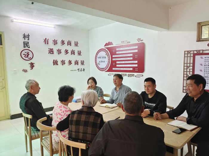 孟州市乡两级干部在南庄镇司庄村“小院议事厅”调处群众纠纷。朱培露摄