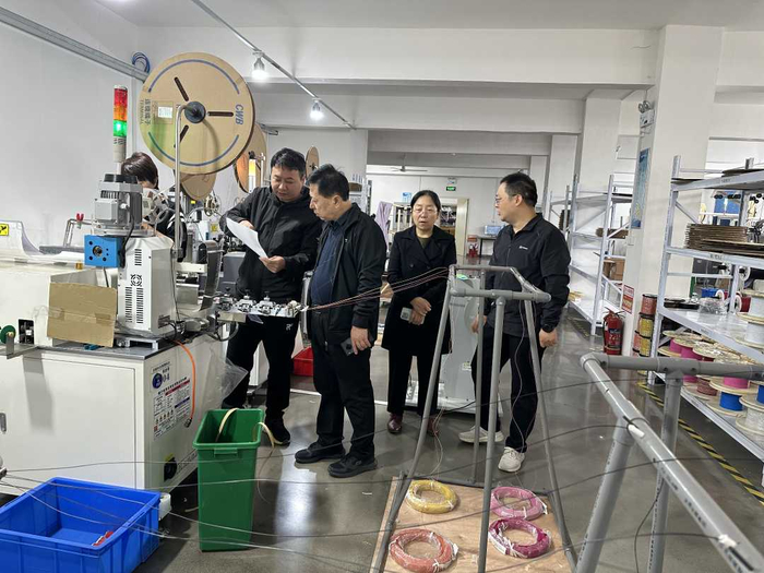 孟州市职能部门干部下沉企业调研。花曼斐摄