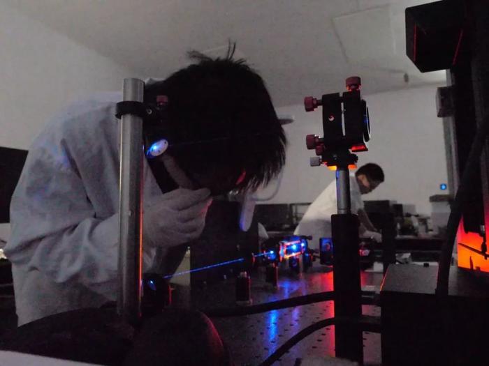图/生科学生在实验室。图片开始:北京大学校报