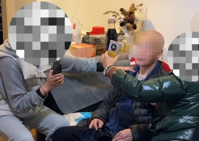 ▲小聪和家人帮助爷爷人脸识别