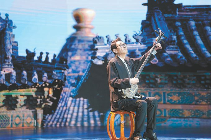 三弦演奏家赵承伟带来《风雨铁马》。 本报记者 方非摄