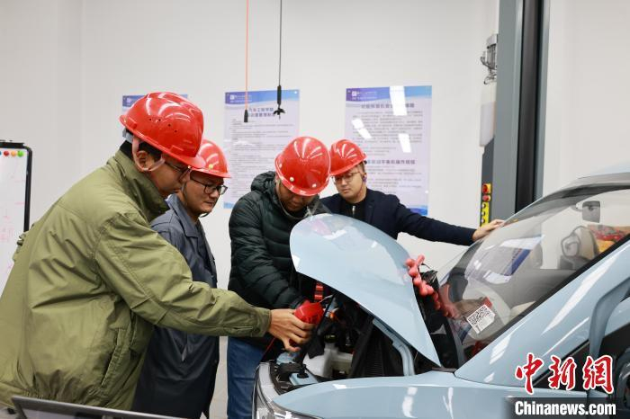 日前，缅甸学员在广西柳州市学习新能源汽车技术。林馨 摄