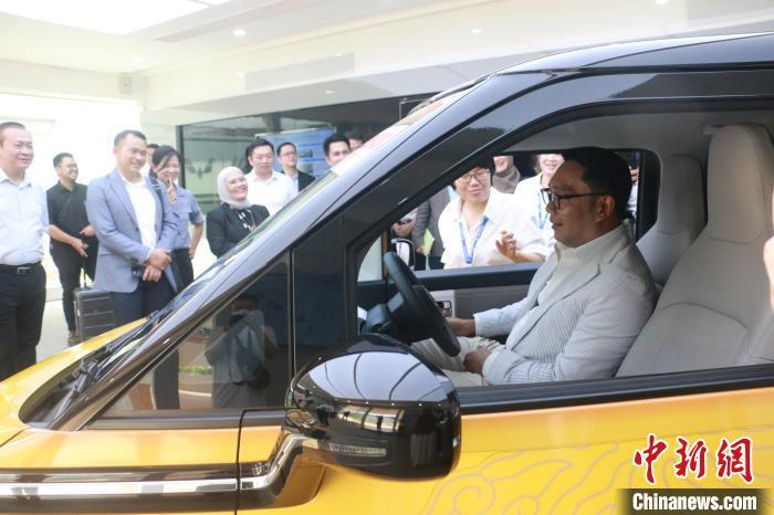 2023年7月25日，印度尼西亚西爪哇省省长利德万在广西柳州市上汽通用五菱宝骏基地，试乘新能源汽车。林馨 摄