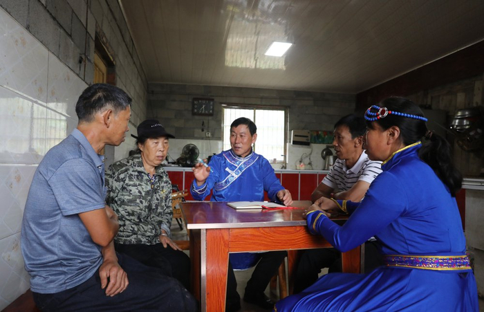 彭水苗族土家族自治县鹿鸣乡向家村党支部书记张远权(中)到今年肯上