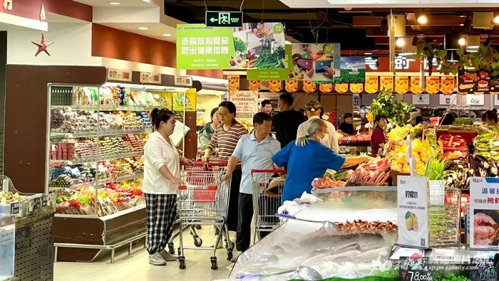 市民在乌鲁木齐市友好商场购物（资料图片）。石榴云/新疆日报记者斯琴摄