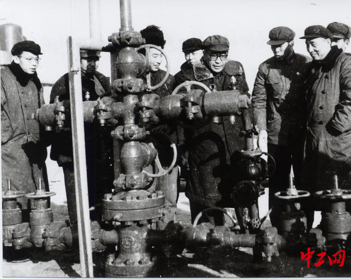 1977年，时任石油化学工业部部长康世恩到滨南采油厂视察。（滨南采油厂 供图）