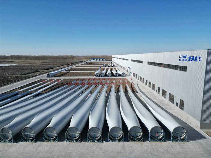 2023年3月5日拍摄的吉林重通成飞新材料股份公司大安公司生产的风机叶片（无人机照片）。新华社记者 姜明明 摄