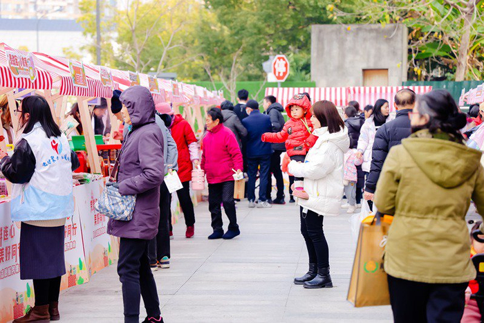 市民参与“党群连心 美好同行”连心志愿集市活动。余杭区闲林街道供图