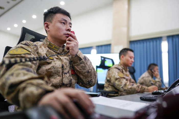 西部战区空军某中心航管参谋对受灾区域空域进行飞行调度。付兴平/摄