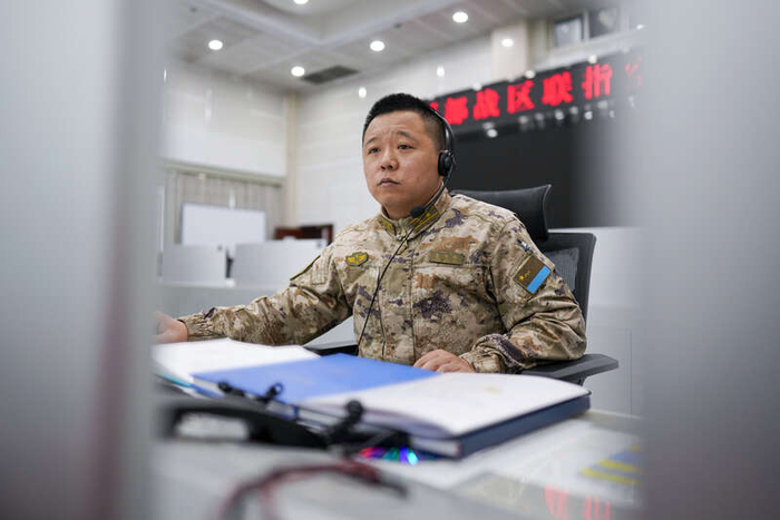 西部战区空军某中心席位人员全神贯注监控空情态势。付兴平/摄