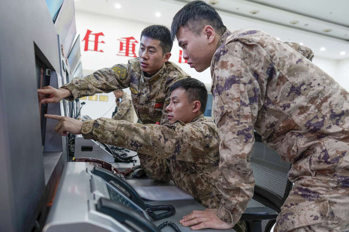 西部战区空军某中心航管参谋周密规划航线。付兴平/摄
