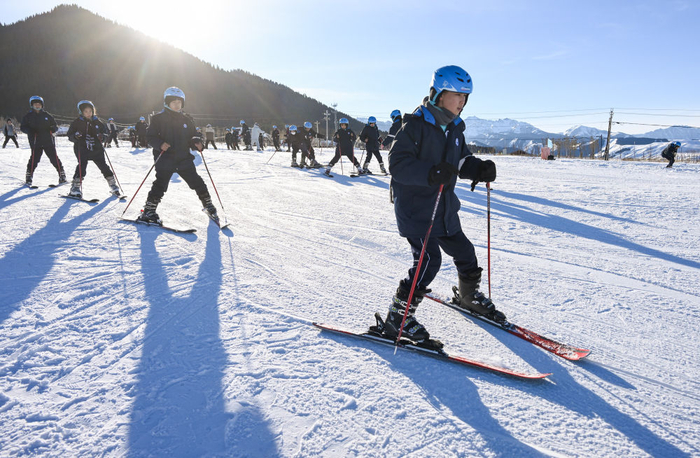 乌鲁木齐县庙尔沟中学的学生们在丝绸之路山地度假区滑雪场上滑雪课