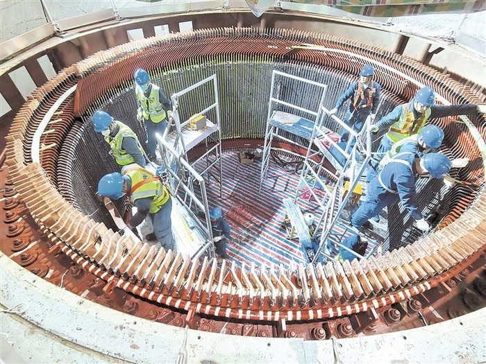    西部修试公司专业化检修团队在鲁布革电站开展#4机定子线棒国产化改造。 （南网储能公司西部检修试验分公司供图）
