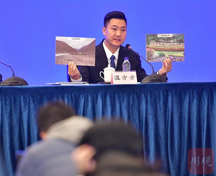 九寨沟县南坪镇双河村驻村干部温方方特别拿出对比照片，展现双河村的旅游发展之变。