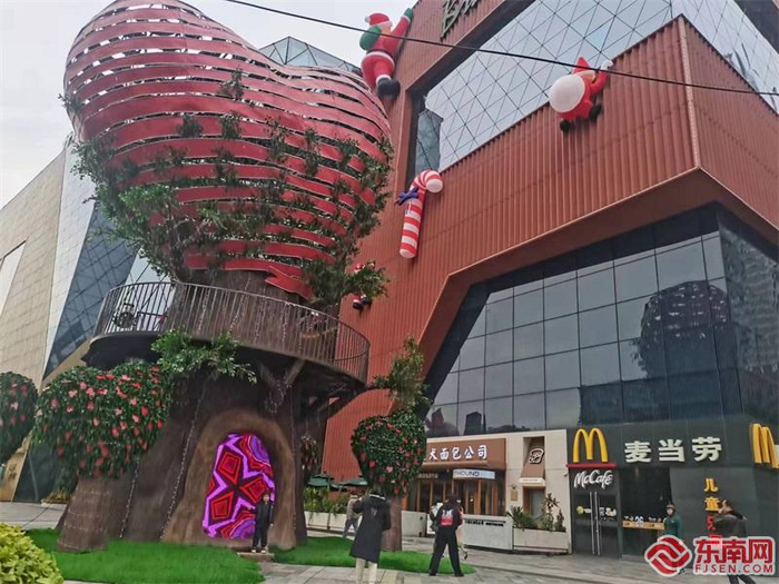 福州一商场打造一颗15米高的爱心圣诞树吸引客流。东南网记者 卢金福 摄