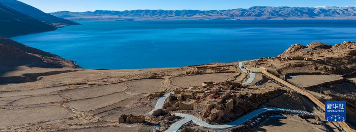 鸟瞰尼玛县甲谷乡吉松村刚刚竣工的栈道和观景台（无人机照片，12月20日摄）。