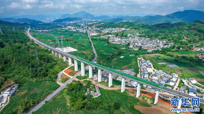 中老铁路穿过绿美宁洱（资料图）。新华网发（许时斌 摄）