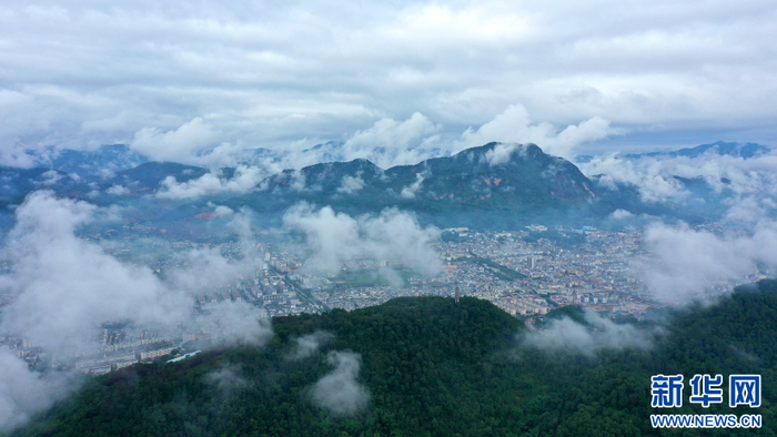 被绿色环抱的宁洱县城（资料图）。新华网 赵普凡 摄