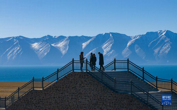 这是当惹雍错旁刚刚竣工的栈道和观景台（无人机照片，12月20日摄）。