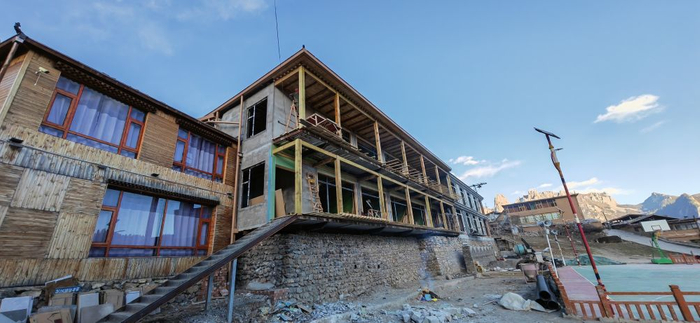 村民们正在搭建新房，用于开办民宿。新华社记者 文静 摄