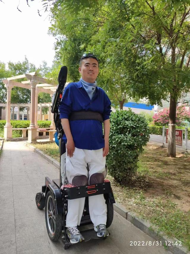 ▲姚保宇练习站立