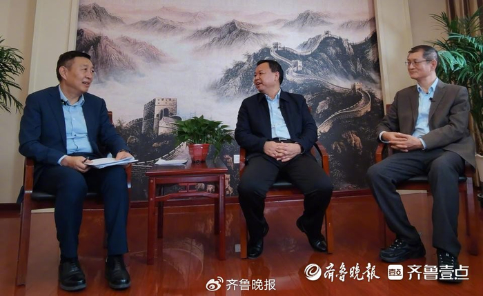 左：齐鲁晚报·齐鲁壹点总编辑廖鲁川；中：茌平区委书记孙荣军；右：壹点智库专家、山东省工业和信息化研究院研究员王文平