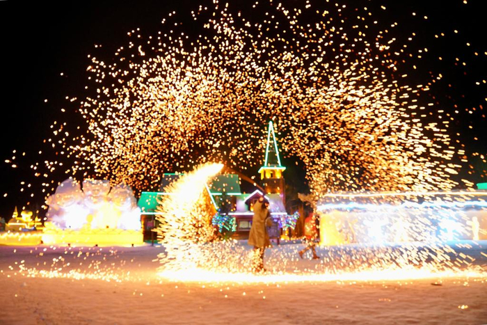 游客在北极冰雪童话世界园区游玩体验。新华社记者 石枫 摄