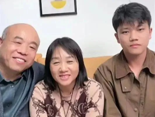 ▲解清帅与父母