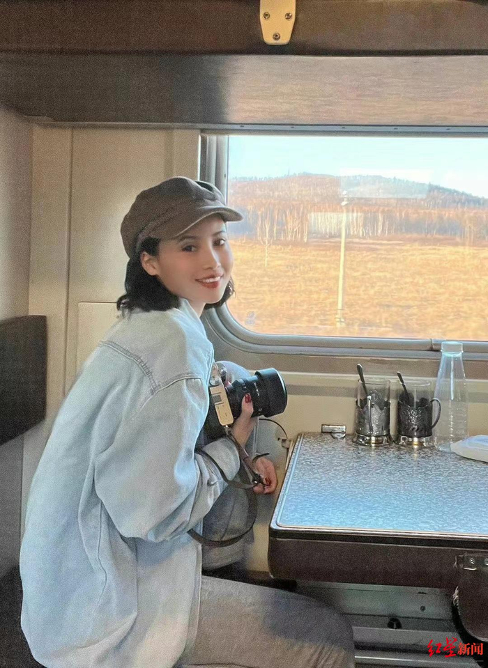 ▲佐伊在火车上过生日