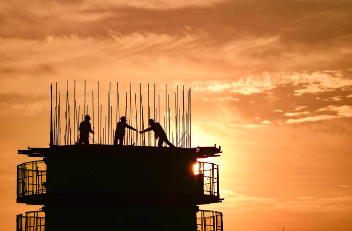 建设工人在包银高铁跨昆都仑河特大桥墩身施工现场作业。王正摄（中经视觉）