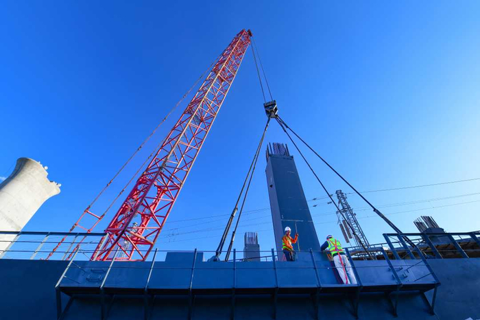 施工人员在包银高铁跨昆都仑河特大桥首榀门式墩钢盖梁吊装现场准备吊装。王正摄（中经视觉）