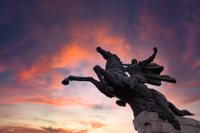 图为包头市地标建筑西口雄风。（视觉中国）