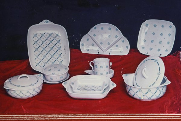 20世纪90年代洪江瓷厂获国际陶瓷博览会铜奖的微波炉餐具.