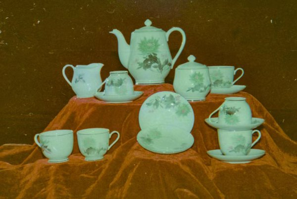 20世纪80年代洪江瓷厂用大球泥生产的东风茶具.