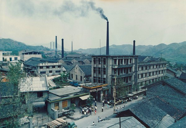 位于洪江带子街的新湘瓷厂全景图.