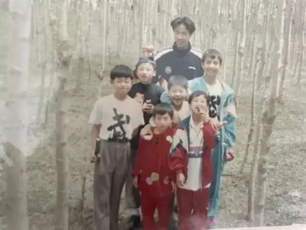 儿时的张含亮（前排中间）