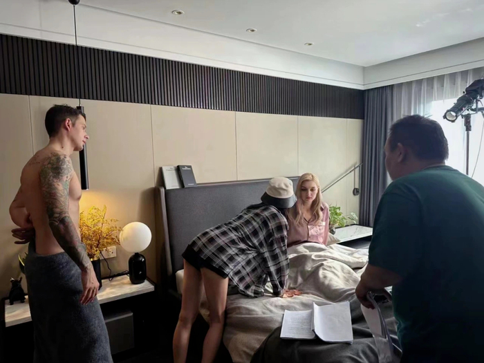 海外剧导演闫佳颖在片场给外籍演员说戏/图源：一条