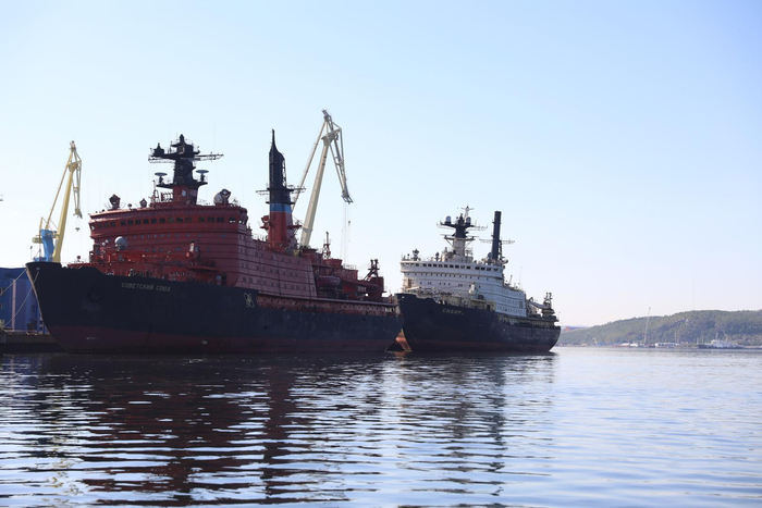 ▲为北极航道提供航行安全的俄罗斯核动力破冰船，这条航线位于北极水域和俄罗斯专属经济区。图据视觉中国