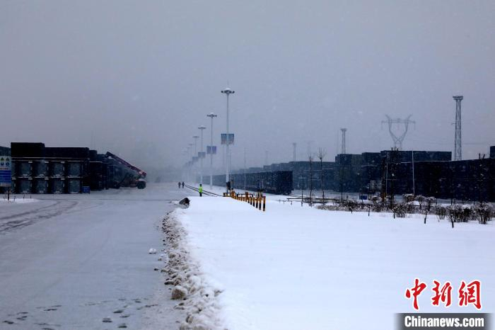 12月22日，位于新疆石河子的中新建物流集团多式联运国际综合物流港。中新社记者 李欣 摄