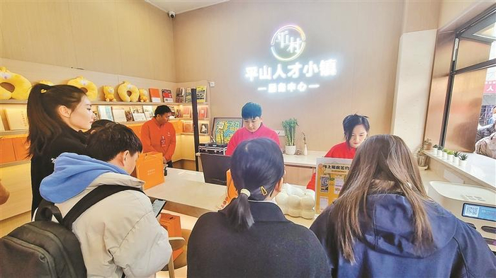 ▲12月22日，南山区平山人才小镇迎来首批住户。 深圳晚报记者 曾贤平 摄