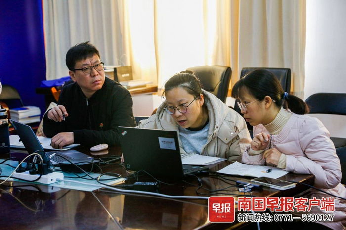 ▲广西地震局的工作人员正在地震震情分析室里分析相关数据。记者 游拥军 摄